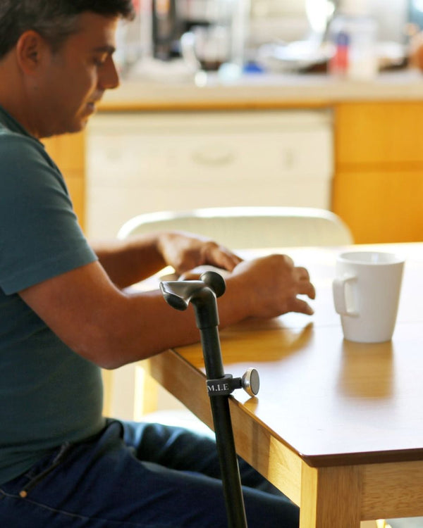 מתלה מגנטי למקל הליכה  Make it easy