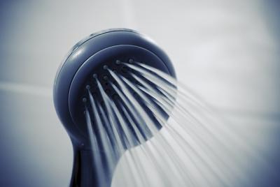 כסא למקלחת – כי הגיע הזמן לחשוב על בטיחות ונוחות בבית